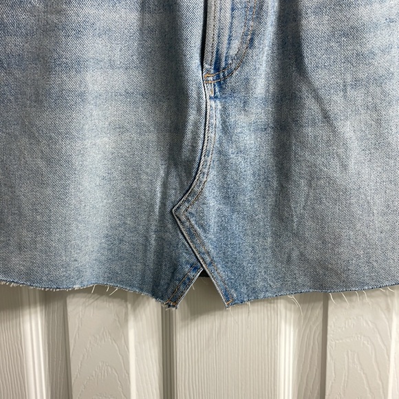 Light wash denim skirt - Picture 4 of 5